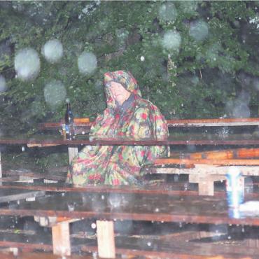 «Verschifft» und trotzdem gut - Es gibt kein schlechtes Wetter, sondern nur schlechte Kleidung. Dieser hartgesottene Besucher geniesst sein Bier im Regen.