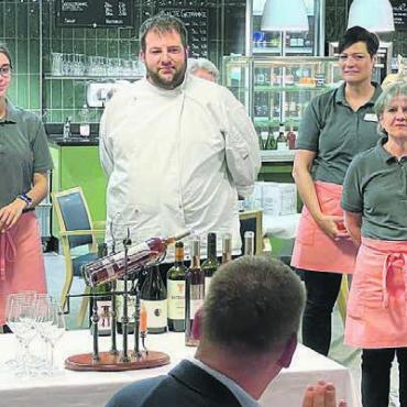 Vergnügen der Extraklasse - Verdienter Applaus am Schluss des Abends für das Küchen- und Serviceteam der Oberen Mühle. Bilder: zg
