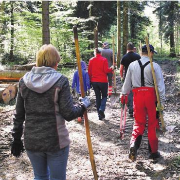 Bei nicht idealem Wetter viel erreicht - Gut gerüstet mit Schaufeln, Hacken und Schneider, macht sich die Gruppe ans Werk.