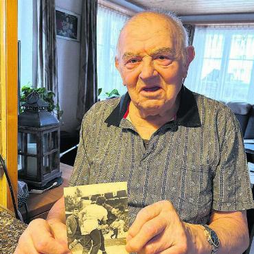 Geschichte geschrieben - Ury Meyer zeigt ein Bild vom Eidgenössischen 1972. Meyer bringt David Roschi (der später Schwingerkönig wurde) an den Rand einer Niederlage. Bilder: Stefan Sprenger / zg