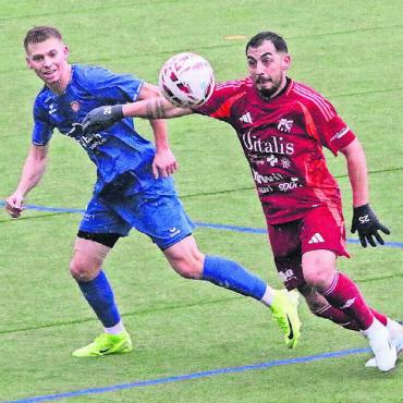 Die nächste Ohrfeige - Bitter. Der FC Muri verliert das Spiel und durch die Verletzung von Luigi Milicaj (rechts) auch einen Leistungsträger. Bild: Josip Lasic
