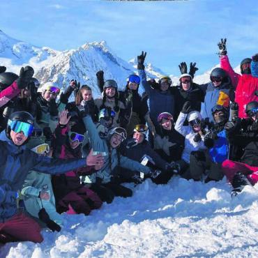Schokoladenpokal für die Leiter - Die Schüler und Schülerinnen aus dem Freiamt geniessen tolle Tage im sonnigen Wallis. Dabei wird auch abseits der Piste ganz viel Sport getrieben. Bild: zg