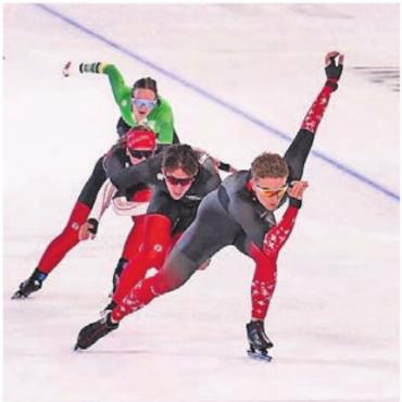 Zwischen Rodeo und Weltcup - Nico Berger (vorne) durfte im Olympic Oval in Calgary trainieren, das zu den schnellsten Eisschnelllaufbahnen der Welt zählt. Bild: zg
