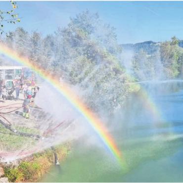 Männer und Frauen im Einsatz - Für einmal wurden die Leitungen zum Spass der Besucher und für gute Fotosujets ausgelegt. Denn Wasser gabs genug zum Spritzen. Bilder. Verena Anna Wigger