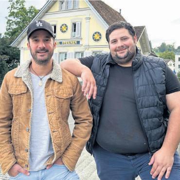 Augenzwinkern trotz Sonnenbrille - Sie machen die Welt ein bisschen besser. Adriano Meyer (links) arbeitet mit beeinträchtigten Menschen, Pascal Schmider engagiert sich bei Kulturprojekten.
