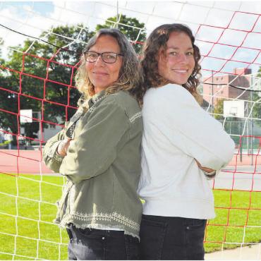 Im Kopf beginnt das Spiel - Carmen (links) und Laura Vogt sind ein Powerteam. Gemeinsam haben sie ihr Start-up MindSave gegründet. Sie wollen Goalies, egal aus welcher Sportart, helfen, mentale Stärke zu erlangen. 
Bild: Sabrina Salm