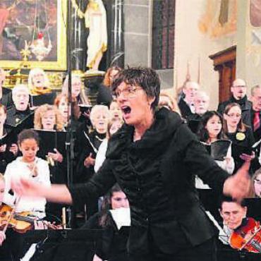 Eine musikalische Frühlingsreise - Heinrika Rimann Beltrán leitet die beiden Chöre. Bild: Archiv