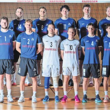 Start in neuer Gruppe - Der TV Lunkhofen in der Saison 2025/26, hinten, von links: Kay Baumgartner, Goran Pantic, Florin Meister, Leo Rottenschweiler, Philip Schennach, Florian Kaufmann. Vorne: Sven Jacob (Assistenztrainer), Manuel Kaufmann, Jan Kurt, Anthony Kohler, Sven Staufer, Aaron Meister, Joaquin Jacob, Nico Staufer. Es fehlen: Claudia D’Aniello (Trainerin), Yves Baumgartner, Simeon Fuchs. Bild: zg