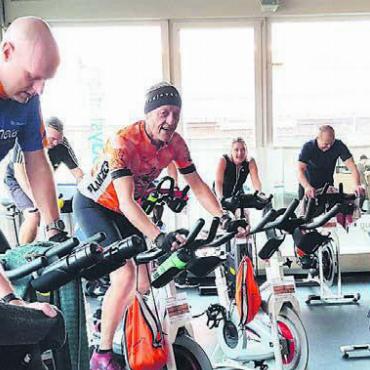 Für eine gute Sache geschwitzt - Sie sind für einen guten Zweck in die Pedalen getreten: 45 Bikerinnen und Biker gehen an ihre Grenzen. Bild: zg