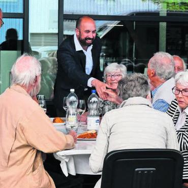 Schönen Nachmittag verbringen - Präsident Fabrice Müller begrüsst alle 56 Seniorinnen und Senioren persönlich. Bild: mo