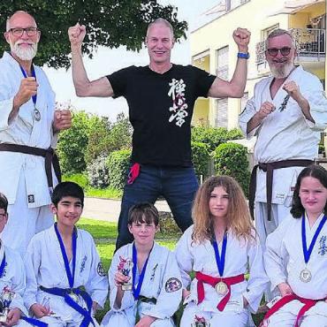 Sechs Wohler Medaillen - Freude über starke Wohler Karatekas am Seishin-Cup in Seuzach (v. l): Nila Ismajli, Maya Banceanu, Nico Stampfli, Robin Tas, Nils Hoffmann, Weronika Jablonska, Silas Arnold, Noar Hajdaraj, Bernardo Costa Monteiro; stehend: Erich-Andreas Bürgisser, Coach Shihan Raphael Gauch, Roland Konrad. Bild: zg