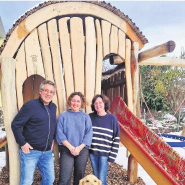 Alle unter einem Dach - Die Familie Koch mit Hund Yume vor dem Spielturm im grosszügigen Garten: Hansjörg, Malou und Karolien. Bild: zg