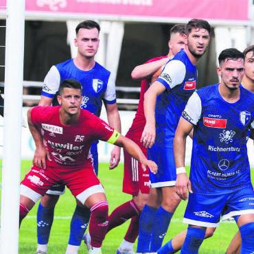 Paukenschlag zum Auftakt - Treffen gleich zum Beginn der Meisterschaft aufeinander: Der FC Muri und der FC Wohlen (von links: Joel Bonorand, Simone Parente, Leotrim Nitaj, Marko Bicvic, Alban Pnishi, Edison Golaj, Noel Romano, Jan Burkard). Bild: Archiv/spr