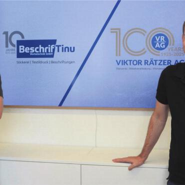 Geht nicht gibts nicht - Gleich zwei Firmen feiern Jubiläum: Die BeschrifTinu Werbetechnik GmbH von Martin Müller (links) wird 10 Jahre alt, die Viktor Rätzer AG mit Geschäftsführer Remo Müller ist schon zehnmal so alt. Bilder: Chregi Hansen / zg
