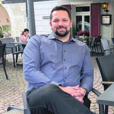 «Jetzt oder nie» - Sandro Schmid im Aussenbereich eines Bremgarter Restaurants. Eine lebendige Altstadt ist eines seiner Kernanliegen. Seit Jahren setzt er sich deshalb unter anderem für bessere Rahmenbedingungen für die Altstadt-Wirte ein. Bild: Marco Huwyler