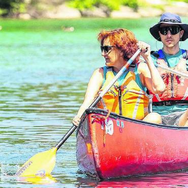 Hilfe anbieten ist willkommen - ... und Jacqueline Egger im Kanu auf dem Wasser.