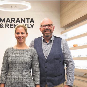 Mit Weitsicht in die Zukunft - Übergabe auf Ende Jahr: Nadine Stöckli übernimmt die Maranta & Renckly Optik AG von Gregor Maranta. Bild: Daniel Marti