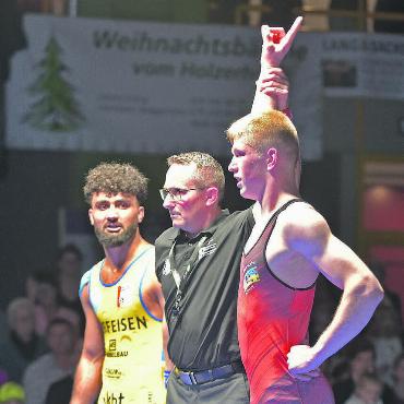 Mit Exploit in den Halbfinal - Der Gegner kanns kaum glauben: Kampfrichter Peter Vetsch kürt den 16-jährigen Livian Küng zum Sieger des Kampfes bis 75 kg Greco.