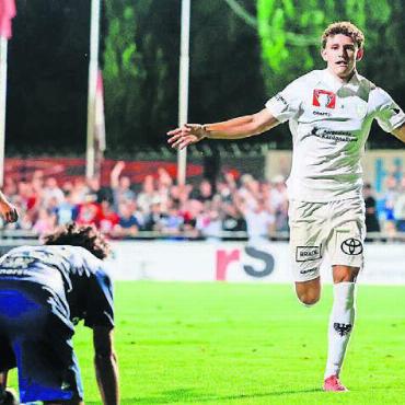 «Gegentor hat uns aufgeweckt» - Die Wohler am Boden. Dorian Derbaci erlöst Aarau mit dem 1:3. Bild: Freshfocus