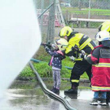 Festbetrieb im Feuerwehrlokal - Niemand zu klein, um bei der Brandbekämpfung zu helfen.