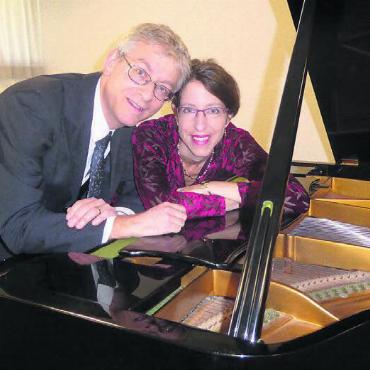 Tastenzauber am Klavier - Das Ehepaar Beat und Masha Wälti präsentiert verführerische Klangfarben Bild: zg