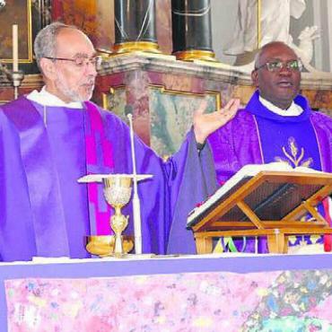 Bedeutungsvoller Kirchen-Einsatz - Professor Kamil Samaan (links) wurde von Sarmenstorfs Pfarrer Ambrose Olowo am Altar in der Pfarrkirche Sarmenstorf empfangen. Bild: tre