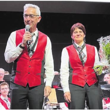 Eine wundervolle Nacht - Präsident Markus Konrad gratulierte Manuela Jäggi zu ihrer Ernennung als eidgenössische Musikveteranin.