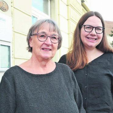 Wieder zur Leserin geworden - Christine Freudenthaler verlässt das Bibliotheksteam nach 17 Jahren, die Leitung hat sie schon vor einigen Monaten an Melanie Müller (rechts) übergeben. Bild: Chregi Hansen