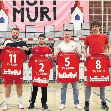 Kleine grosse Zeichen - Vier langjährige «Eis»-Spieler treten zurück und wurden vor der Finalissima am letzten Samstag geehrt. Von links: Lukas Schwenkfelder (10 Jahre in der 1. Mannschaft), Yorick Kaufmann (13 Jahre), Jan Heusi (16 Jahre) und Dominik Lang (13 Jahre).