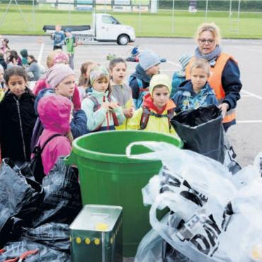Damit Kühe nicht sterben müssen - Gemeinderätin Martina Balmer und die Kinder bestaunen die gesammelte Müllmenge.