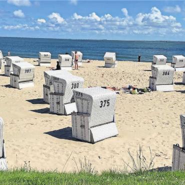 Im Norden unterwegs - Mitte Juli auf der Insel Sylt in Deutschland. «Strandkörbe, wohin das Auge reicht. Herrlich zum Entspannen», schreibt Claudia Sigrist-Bircher aus Kloten. Die Strandkörbe kosten übrigens 14 Euro pro Tag. Und: «Beste Grüsse von einer Heimweh-Wohlerin», sagt sie weiter.