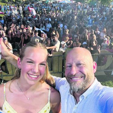 Gemeinsam etwas Grosses geschaffen - Ein Selfie vor den begeisterten Fans: Die Siegerin von «Voice of Wohlen», Jodie Geiger, und Moderator Dennis Andermatt strahlen um die Wette.