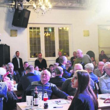 Atomkraft ist nicht vom Tisch - Volles Haus. Bundesrat Albert Rösti lockte viele Interessierte ins «Chillout». Immer wieder erntete er für seine Aussagen Zwischenapplaus. Bilder: Annemarie Keusch