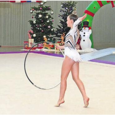 Eleganz auf dem Mutschellen - Rhythmische Gymnastik ist eine Turnsportart, die tänzerische und akrobatische Elemente mit Handgeräten wie Seil, Reifen, Ball, Keulen und Band kombiniert.