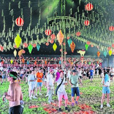 Ein Festival, das elektrisiert - Kurz nach dem Festivalstart im herrlich geschmückten Zirkuszelt (vom Circus Monti).