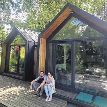 Auf die Grösse kommt es nicht an - Stephanie Rohr und Camillo Henggeler vor ihrem Tiny House gleich hinter dem Rüebliland-Kafi in Wohlen. Bild: Stefan Sprenger