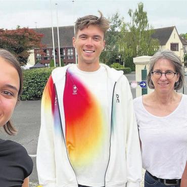 Ganze Familie fiebert mit - Die Familie Roth konnten den Olympioniken nach dem Rennen kurz treffen. Von links: Schwester Tessa, Tim, Mutter Ingrid und Vater Tomas. Bilder: zg
