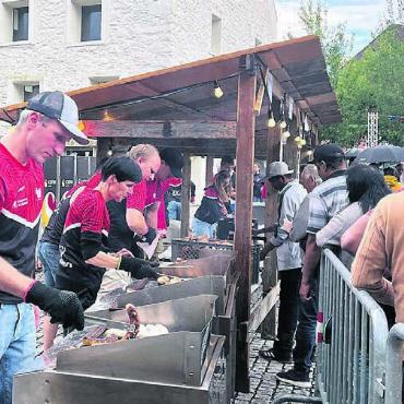 «Machen wir einen Schritt zurück» - Geduld bringt die offerierte Bratwurst: Das Grill-Team vom TV Wohlen hatte alle Hände voll zu tun.