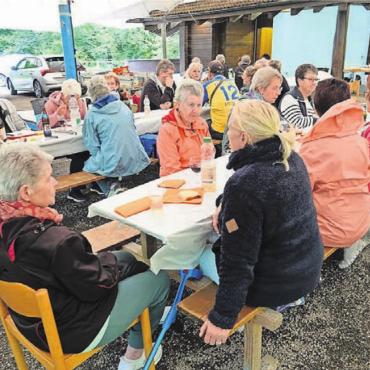 Gemütlicher «Brötelabend» - Die Teilnehmer und Teilnehmerinnen liessen sich vom eher trüben Wetter die Stimmung nicht vermiesen. Bild: zg