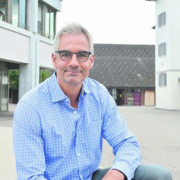 Wie der Dirigent eines Orchesters - Schon nach wenigen Wochen kann Stefan Späni sagen, dass er angekommen ist in Jonen und sich wohlfühlt. Bild: Annemarie Keusch