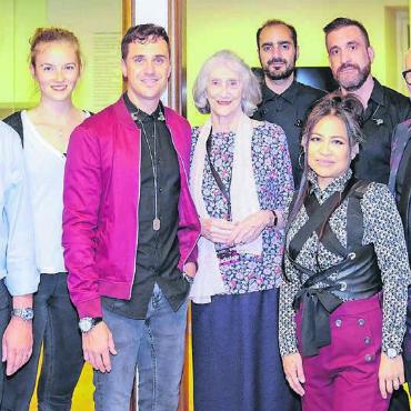 Grosszügige Persönlichkeit mit Stil - JJacqueline Isler-Schwab am Seven-Konzert von 2019 im Park des Strohmuseums. Das war das letzte Mal, dass sie bei der Jacqueline und Rudolf Isler-Schwab Stiftung aktiv dabei war und mitwirkte. Das Bild zeigt (v.l.) die Organisatoren Walter Dubler und Christina Isler sowie Soulstar Seven und Jacqueline Isler-Schwab – daneben Sevens Band. Bild: Archiv/any