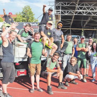 Der Festival-Sommer kann starten - Res Kunz (vorne, 2. von links) und seine Helfer geben Vollgas, damit die 23. Ausgabe des Schützi-Open-Airs ein Erfolg wird. Bild: chh