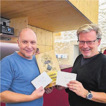 Wenn alle Gewinner sind - Bei der vierten Teilnahme klappt es endlich: Frank Spycher (links) und Chregi Hansen holen den Pokal.