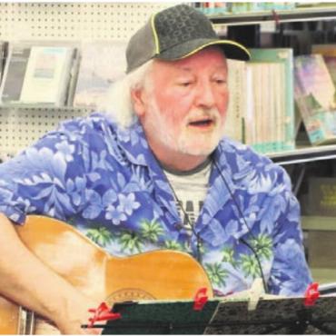 In die Welt der Bücher eintauchen - Peach Weber liest und singt vom «Zwerg Stolperli».