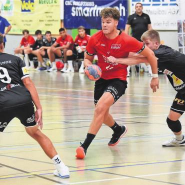 Mit Herz zum Sieg - Leistungsträger und Topskorer Noel Angehrn (am Ball) sagt vor dem Spiel gegen Muotathal: «Wir haben noch Luft nach oben.» Bild: tvm