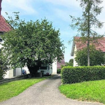 Flächendeckend Tempo 30 - Auf allen nicht verkehrsorientierten Strassen soll Tempo 30 herrschen, wie hier auf der Schulhausstrasse. Bild: zg