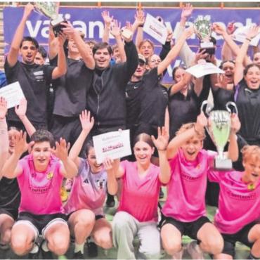 Interessante Spiele auf hohem Niveau - So sehen Sieger aus: die erfolgreichen Teams der beiden Wohler Schulen. Bild: zg