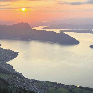 Im Norden unterwegs - 17. Juli, fotografiert beim Berggasthaus Niederbauen in Nidwalden. «Sonnenuntergang mit Sicht auf den Vierwaldstättersee», schreibt Urs Burgener aus Muri zu seinem tollen Bild.