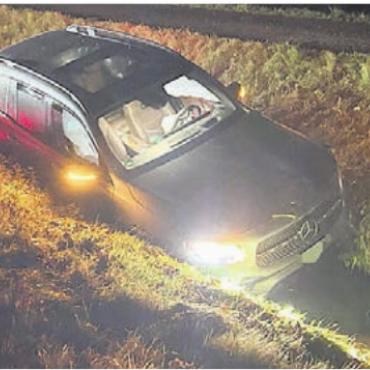 Auto landet im Bach - Das Fahrzeug kam erst im Bach zum Stillstand. Bild: pz