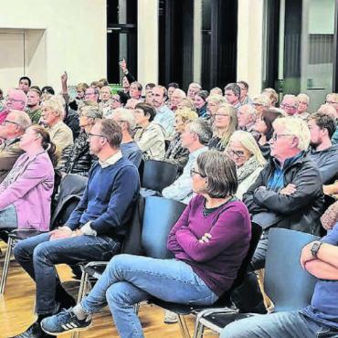 Etwas Besonderes bleiben - Die Angliker sind es sich gewohnt, für ihre Anliegen zu kämpfen: Bei der Orientierung über die künftige Linie des Ortsbuses stand Gemeindeammann Arsène Perroud (links) praktisch vor ausverkauftem Haus in der BBZ-Aula.